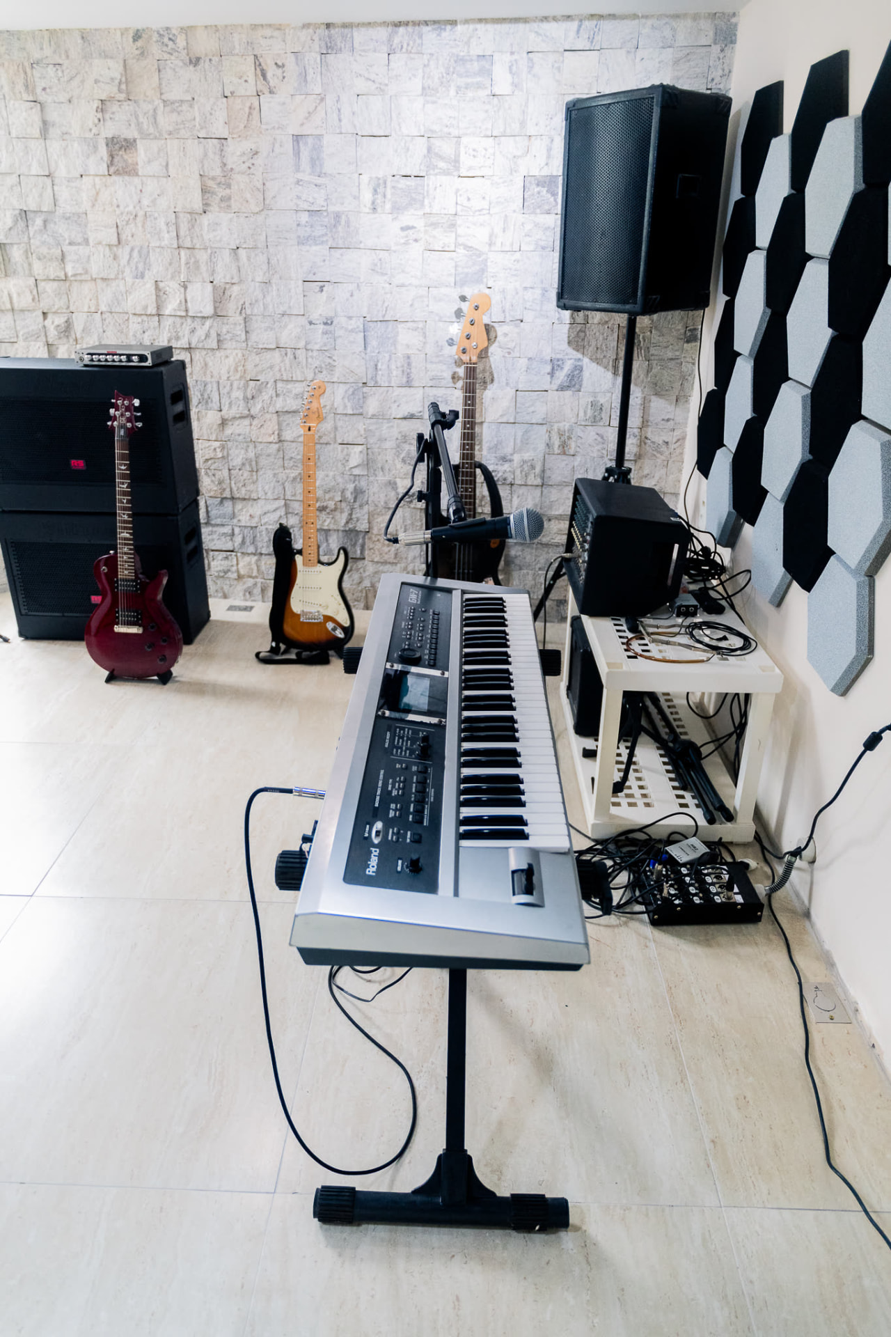Teclado, guitarras e equipamentos reais disponíveis no Kras