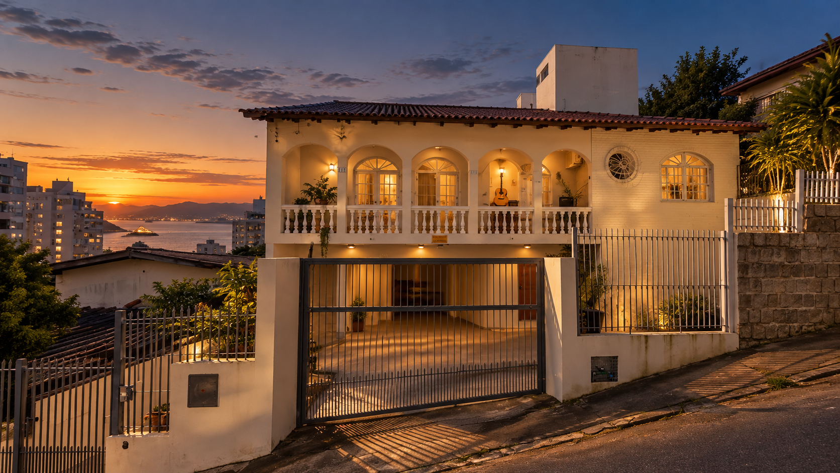 Fachada iluminada da Kras Boogie ao pôr do sol em Florianópolis