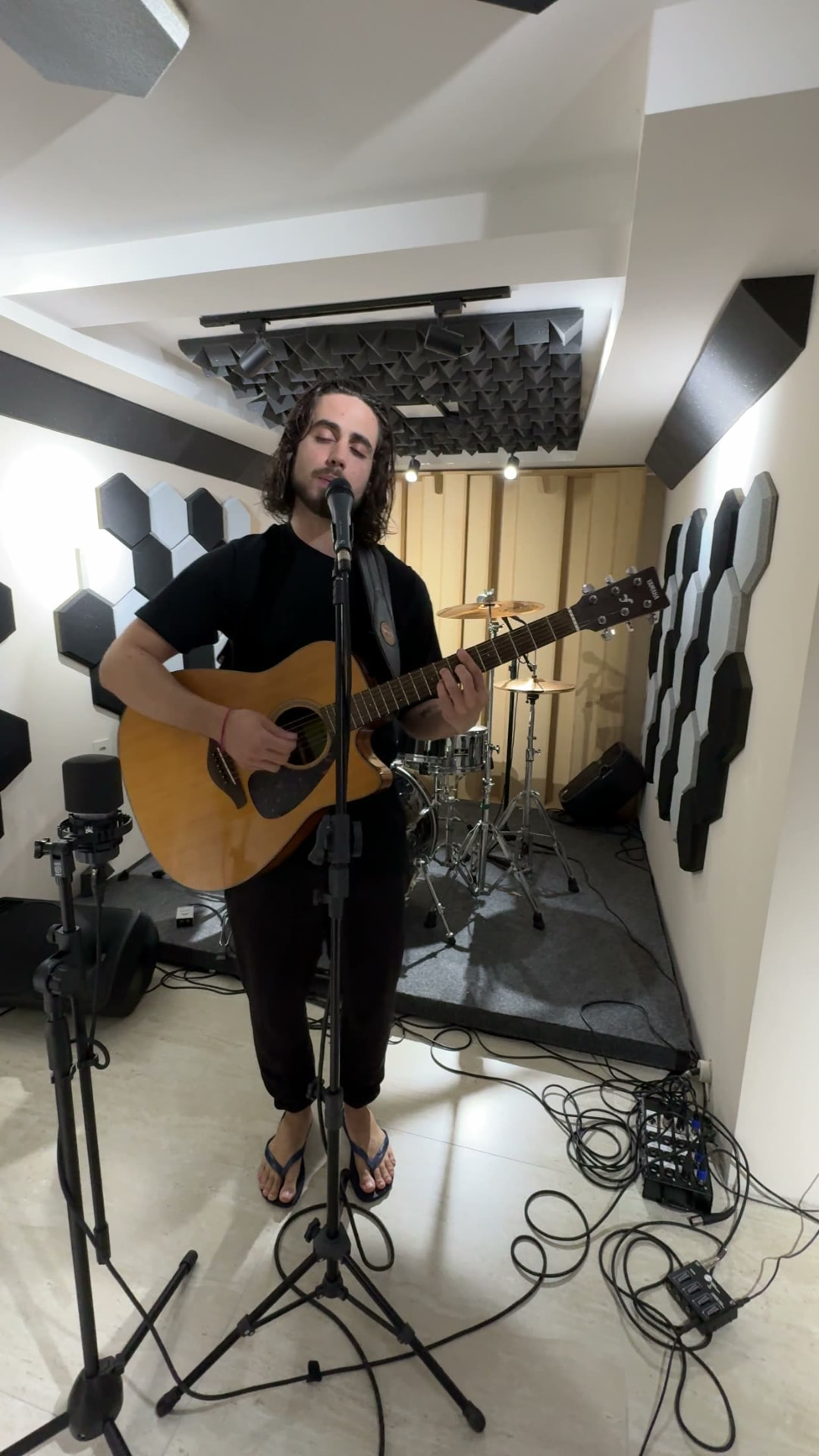 Músico cantando e tocando violão no Kras