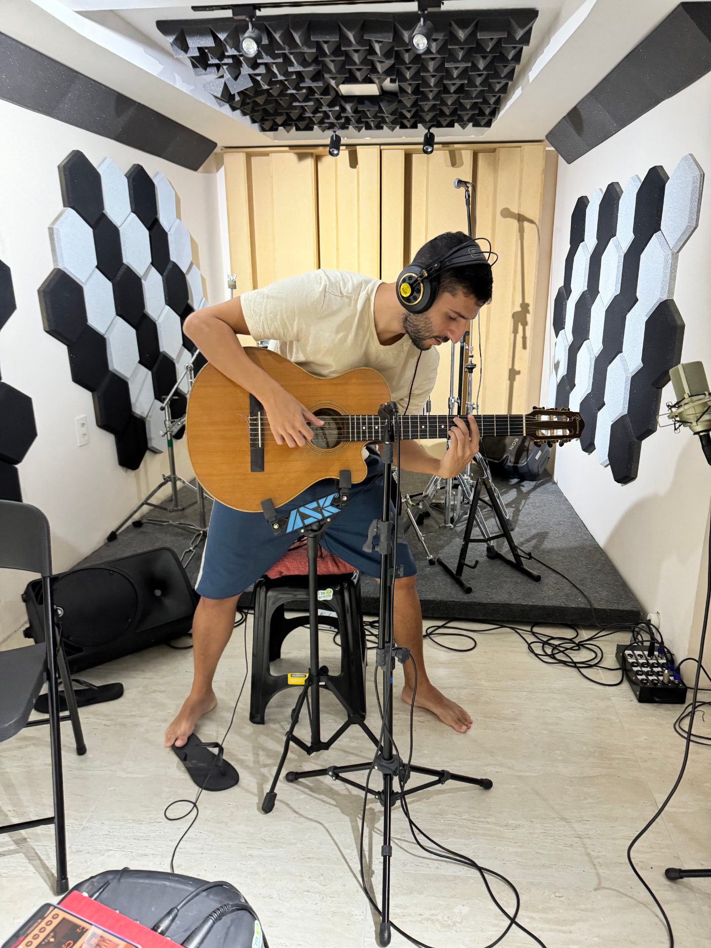 Músico tocando violão durante uma sessão no Kras